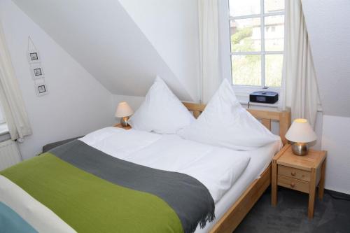 ヴェニングシュテットにあるLH Dwarslöper, App 3のベッドルーム1室(白と緑のシーツが備わるベッド1台付)