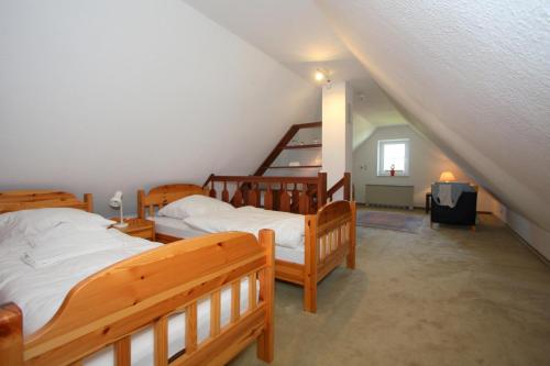 a bedroom with two bunk beds and a staircase at Jutta, App 6 in Wenningstedt