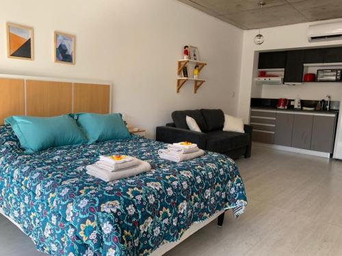 - une chambre avec un lit et 2 serviettes dans l'établissement Nuevo Loft en Palermo Hollywood, à Buenos Aires