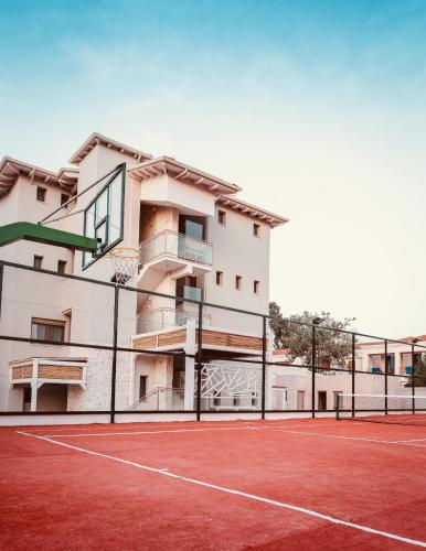 Εγκαταστάσεις για τένις ή/και σκουός στο MAKO Sea & Suites ή εκεί κοντά