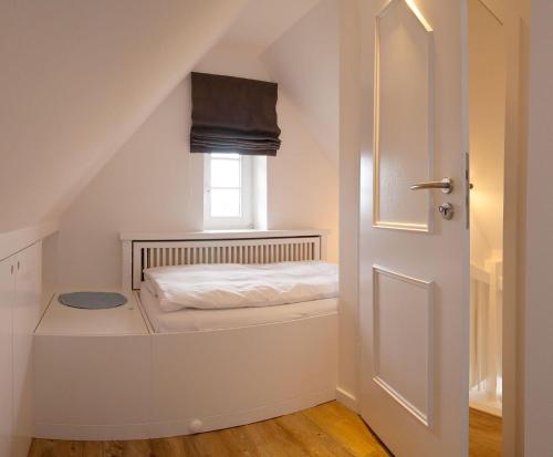ヴェニングシュテットにあるLH Dwarslöper, App 4のベッドと窓が備わる小さな客室です。