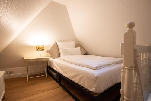- une petite chambre avec un lit et une table dans l'établissement Inselfreude Whg 10, à Westerland