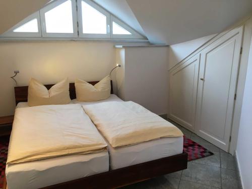 ヘリングスドルフにあるVilla Caprivi - Ferienwohnung 11 Cのベッドルーム1室(白いシーツと枕のベッド1台付)