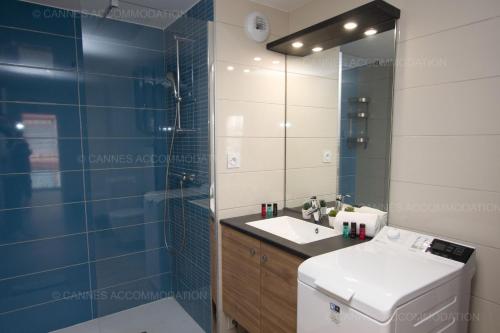 une salle de bain avec une douche, un lavabo et des toilettes dans l'établissement Carre Ginger, à Cannes