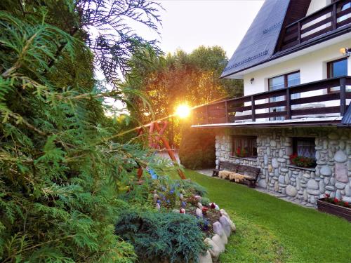 a house with a garden in front of it at Pokoje u Teresy in Czarna Góra