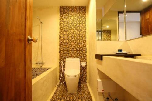y baño con aseo, bañera y lavamanos. en Keeree Ele Resort en Ko Chang