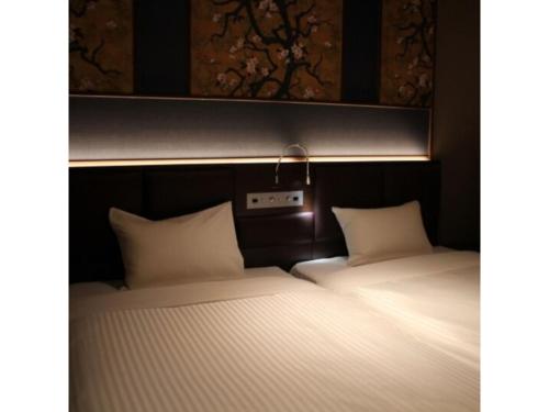 2 camas con almohadas blancas juntas en Hotel Halrotto Fukuoka Hakata - Vacation STAY 18610v, en Fukuoka