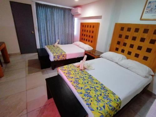 um quarto de hotel com duas camas num quarto em Hotel Ziami em Veracruz