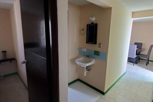 a bathroom with a sink and a toilet at Todo al alcance de tu mano... Esmeralda in Celaya