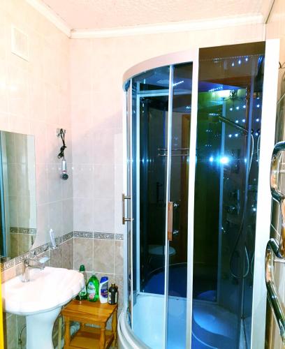 a bathroom with a shower and a sink at Apartment напротив Дворца Спорта на Назарбаева 1 in Ustʼ-Kamenogorsk