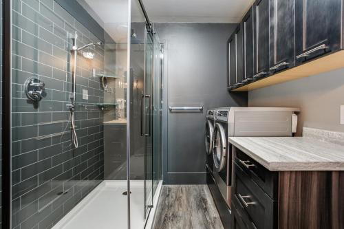 Ένα μπάνιο στο 2 Bdrm Ski In Ski Out Loft at Blue Mountain