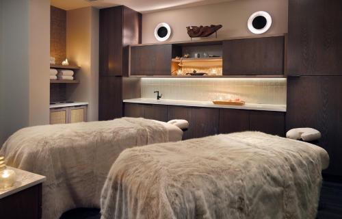 two beds with white blankets in a room at Omni Viking Lakes in Eagan