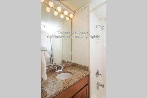 een badkamer met een wastafel en een spiegel bij Unit 11-Treetop 2 Bedroom Villa in Four Seasons