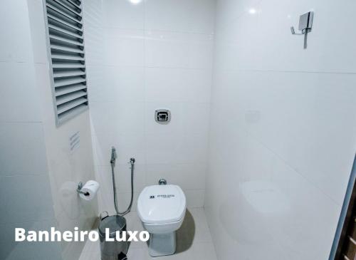 Ένα μπάνιο στο Foz Presidente Comfort Hotel
