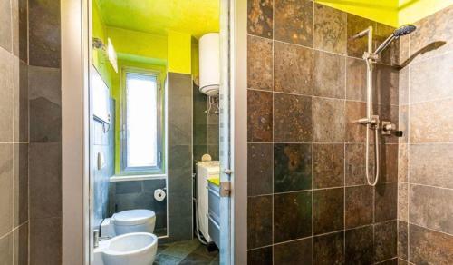 La salle de bains est pourvue d'un lavabo, de toilettes et d'une douche. dans l'établissement Dormire in Centro Trieste Studio Galleria 16 cavana, à Trieste
