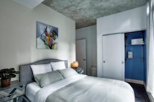 Ένα ή περισσότερα κρεβάτια σε δωμάτιο στο Spacious and Quiet Corner Apartment Downtown Toronto