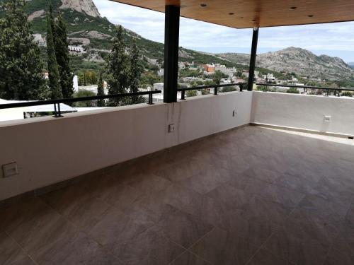 an empty balcony with a view of a mountain at Hotel la Cuesta Toscana in Bernal