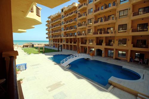 Una vista desde el balcón de un hotel con piscina. en SeaView Turtles, en Hurghada