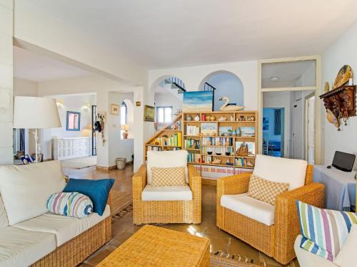 ein Wohnzimmer mit Korbstühlen und einem Sofa in der Unterkunft Villa in La Cala de Mijas by the Beach in La Cala de Mijas