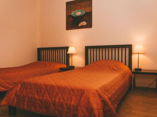 Säng eller sängar i ett rum på Modern holiday home with dishwasher, in natural region