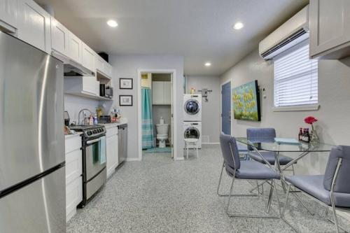 Dapur atau dapur kecil di Near to OUHSC Hospitals-Garage Studio