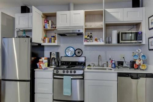 Dapur atau dapur kecil di Near to OUHSC Hospitals-Garage Studio