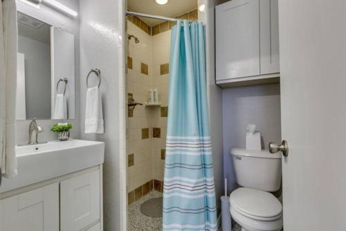 Bilik mandi di Near to OUHSC Hospitals-Garage Studio
