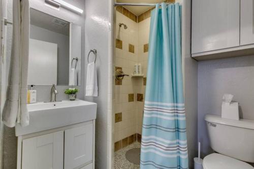 Bilik mandi di Near to OUHSC Hospitals-Garage Studio