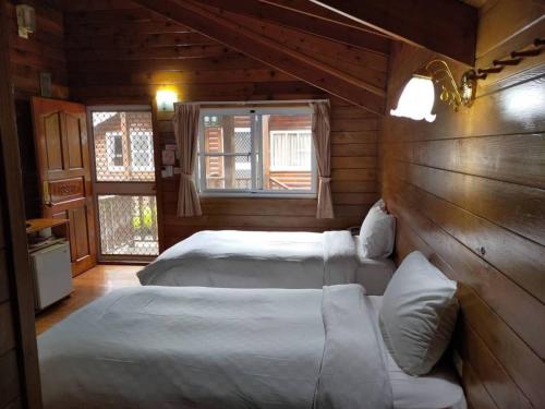 番路鄉的住宿－童年渡假村 ，一间卧室设有两张床和窗户。