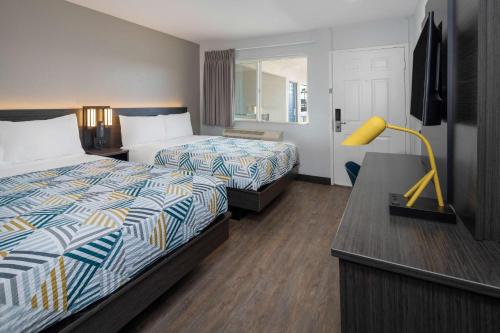 Un pat sau paturi într-o cameră la Motel 6-Fontana, CA