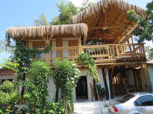 a house with a thatched roof at Tatacoa Star Eco Hotel in Villavieja