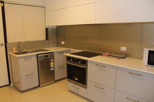 Cucina o angolo cottura di Parkline Apartments Perth