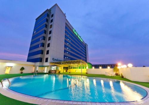 ein Hotel mit einem großen Pool vor einem Gebäude in der Unterkunft Park Avenue Hotel Sungai Petani in Sungai Petani