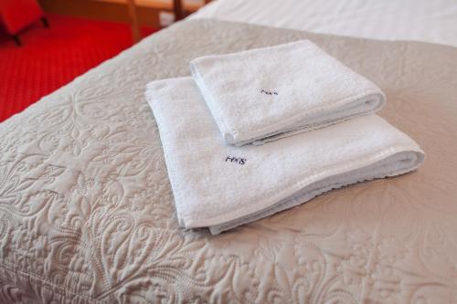 dwa ręczniki na łóżku w obiekcie Hotel New Skanpol w Kołobrzegu