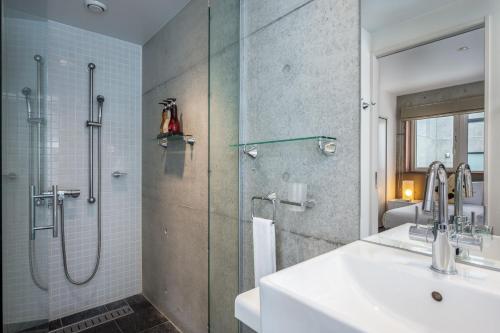 y baño con ducha, lavamanos y ducha. en Kitanishi 2 by H2 Life, en Kutchan