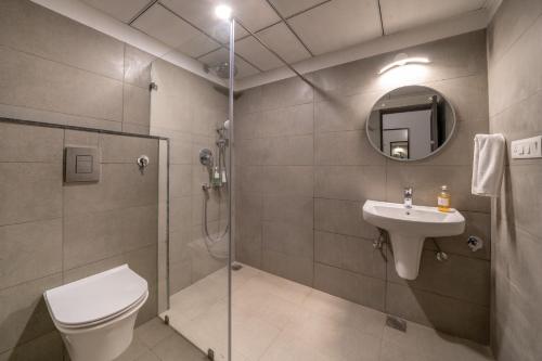 Bathroom sa Loft 24, Mansarovar