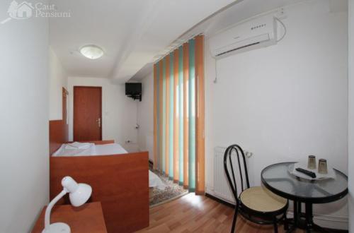 Ένα ή περισσότερα κρεβάτια σε δωμάτιο στο Pensiunea Ivu si Raul