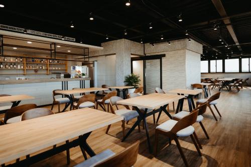een restaurant met tafels en stoelen en een bar bij Xien Shi Homestay in Jinning