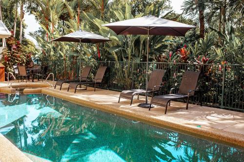 Bazén v ubytování MUSE-Luxe Apartment in Port Douglas nebo v jeho okolí