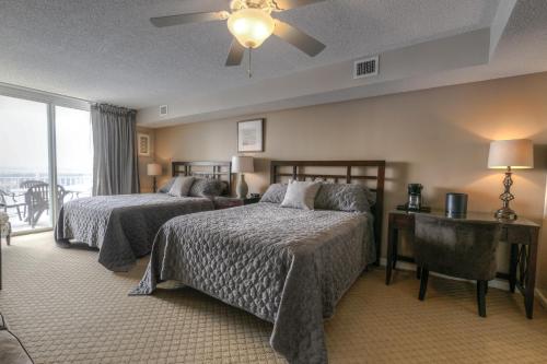 ein Hotelzimmer mit 2 Betten und einem Fenster in der Unterkunft Yacht Club Villas #1-1001 Condo in Myrtle Beach