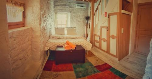 Tempat tidur dalam kamar di Lilyum Alaçatı - Taş Ev