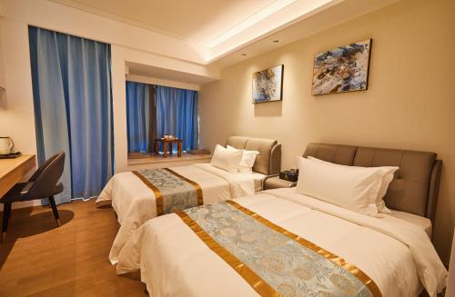 Tempat tidur dalam kamar di Kezan Condo Hotel