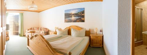 ein Schlafzimmer mit einem großen Bett in einem Zimmer in der Unterkunft Zum Kirchenwirt in Lam