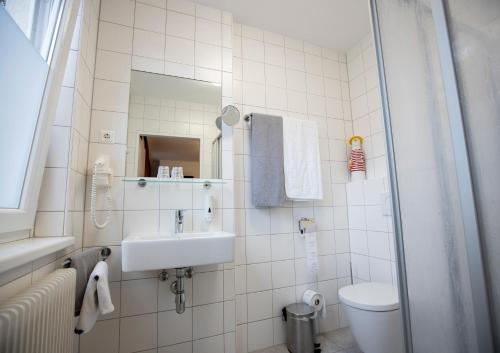 A bathroom at Hotel-Garni Martinek