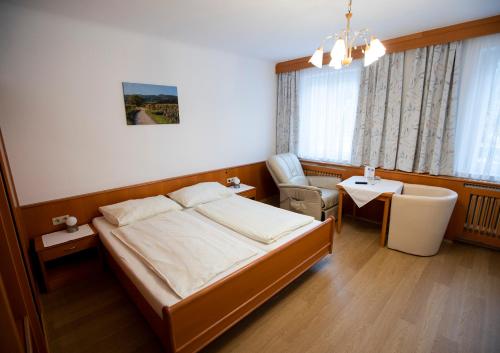 A bed or beds in a room at Hotel-Garni Martinek