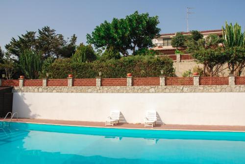 בריכת השחייה שנמצאת ב-B&B Villa Sorriso או באזור