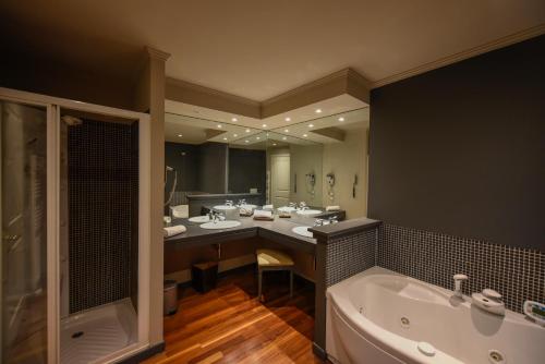 Ванная комната в The Tuscanian Hotel