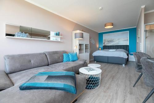 uma sala de estar com um sofá e uma cama em Berolina Großer Ankerplatz em Dahme