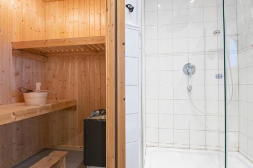 ein Bad mit einer Dusche und einer Glasduschkabine in der Unterkunft Seepark Süssau Ferienhaus Seeteufel 3 in Süssau