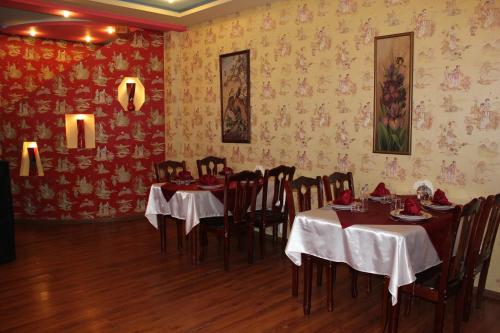 A restaurant or other place to eat at Pekin Hotel